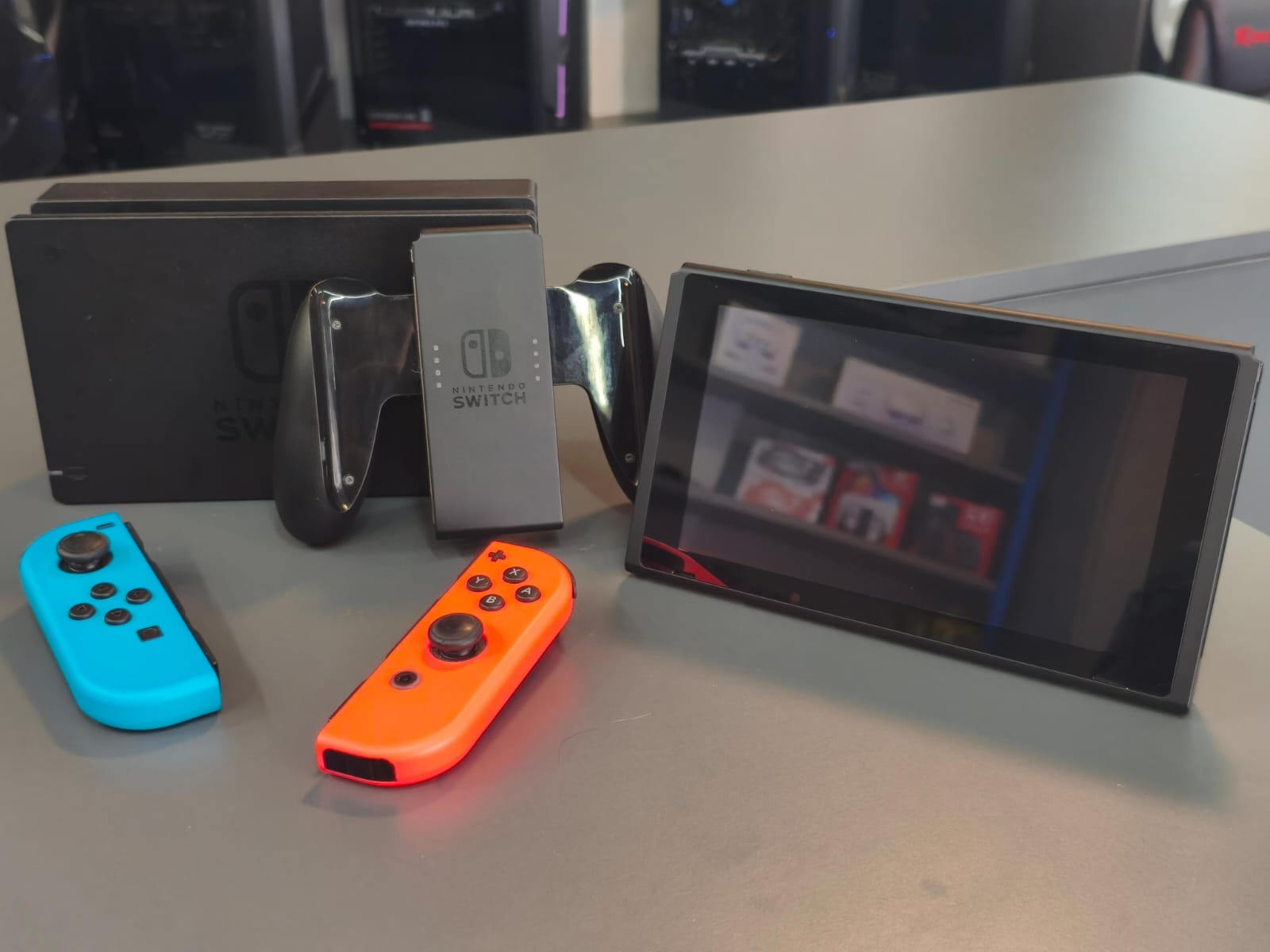 VIDEO GAME CONSOLE NINTENDO SWITCH NEON 32GB SEMINOVO - Miniatura 3